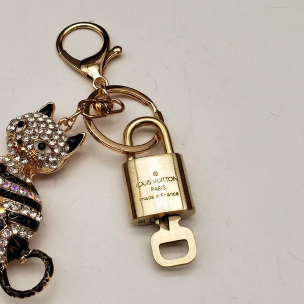 Louis Vuitton Gold Padlock 🔒 Key Set Authentic LV w/ Unbranded Cat Keychain - Picture 4 of 7